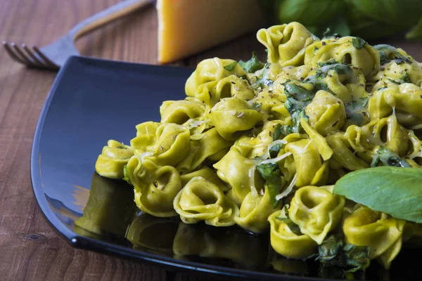 Plato Pasta Tortellini Con Queso Derretido Hoja Albahaca — Foto de Stock