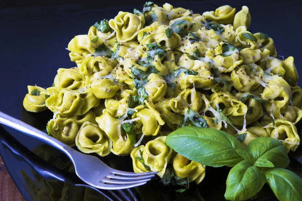 Plato Pasta Tortellini Con Queso Derretido Hoja Albahaca — Foto de Stock