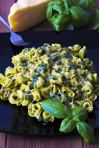 Plato Pasta Tortellini Con Queso Derretido Hoja Albahaca — Foto de Stock