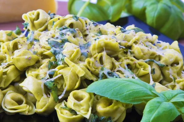 eritilmiş peynir ve fesleğen yaprağı ile tortellini makarna yemek