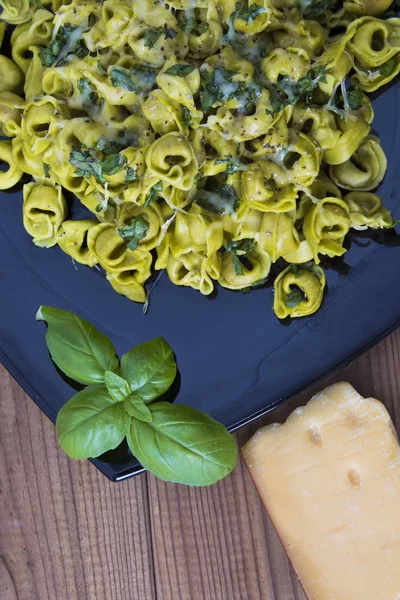 Świeży Włoski Makaron Tortellini — Zdjęcie stockowe