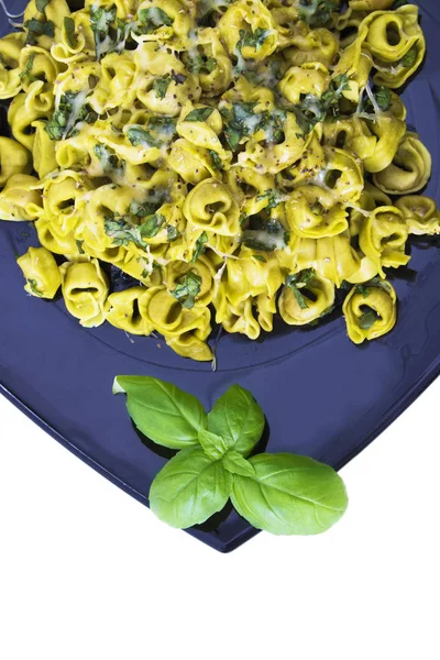 Tortellini Plato Pasta Con Verduras Queso Albahaca — Foto de Stock