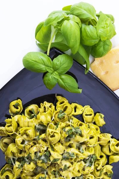 Tortellini Plato Pasta Con Verduras Queso Albahaca — Foto de Stock