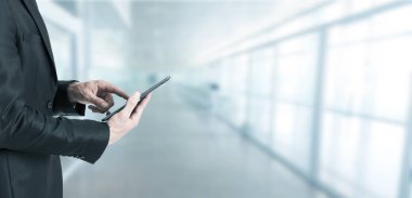 iş elini dijital aygıt veya dokunsal tablet ile