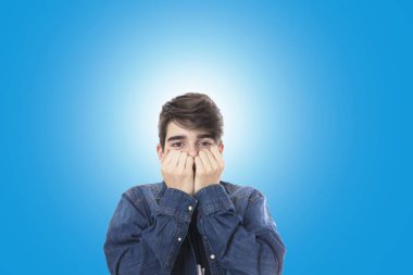 sürpriz genç arka planda izole