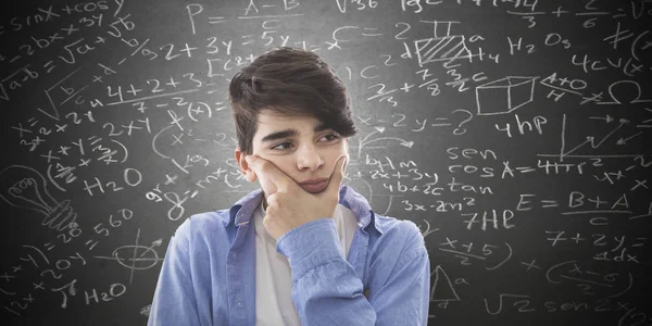 Estudiante Reflexivo Con Fondo Pizarra Con Fórmulas — Foto de Stock