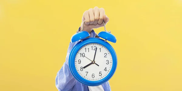 Młody Człowiek Zegara Lub Alarm Pojęcie Czasu Punktualność — Zdjęcie stockowe