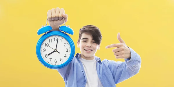 Saat Veya Alarm Dakiklik Zaman Kavramı Ile Genç Kişi — Stok fotoğraf