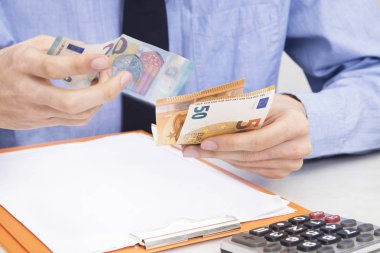 Ellerini masanın üstüne para sayma