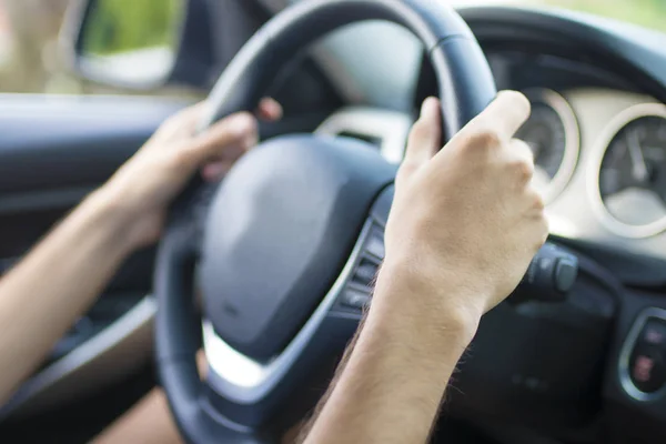 Mannen Händerna Kör Bilen — Stockfoto