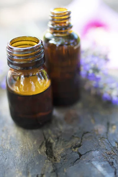 Jarros Óleo Essência Lavanda Com Buquê Flores Lavanda Naturais — Fotografia de Stock