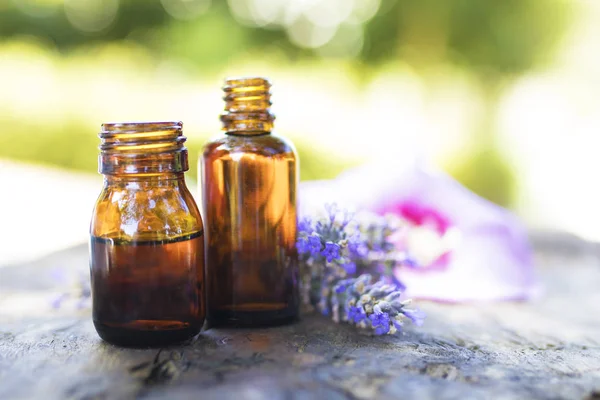 Jarros Óleo Essência Lavanda Com Buquê Flores Lavanda Naturais — Fotografia de Stock