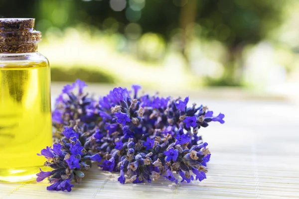 Frascos Aceite Esencia Lavanda Con Ramo Flores Lavanda Natural —  Fotos de Stock