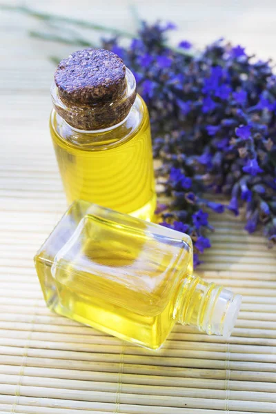 Barattoli Olio Essenza Lavanda Con Bouquet Fiori Lavanda Naturale — Foto Stock