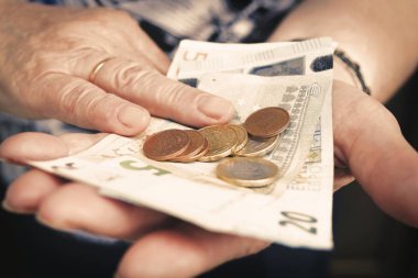 Yaşlı kadın eli nakit, tasarruf ve emeklilik