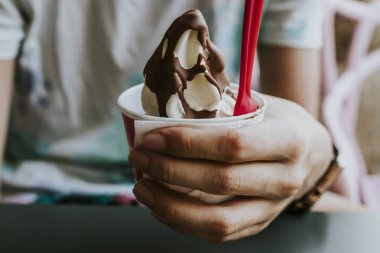 closeup el kremi ve çikolatalı dondurma terrine