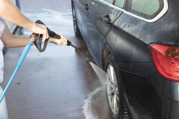 Ręce Wężem Mycie Samochodów Czyszczenie Samochodów — Zdjęcie stockowe