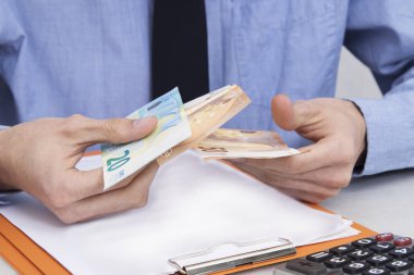 iş adamı el sayım para, muhasebe ve finans