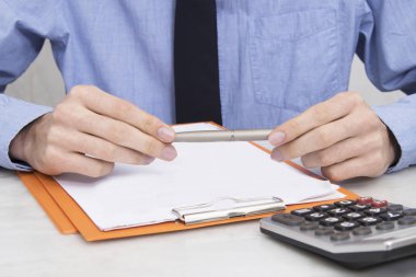 iş adamı veya bankacı kalem ve belgeler ile