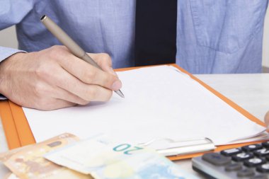 el yazma para ve hesap makinesi ile iş adamı