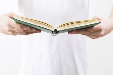 kitap okuma veya okuyan genç adam elinde açın