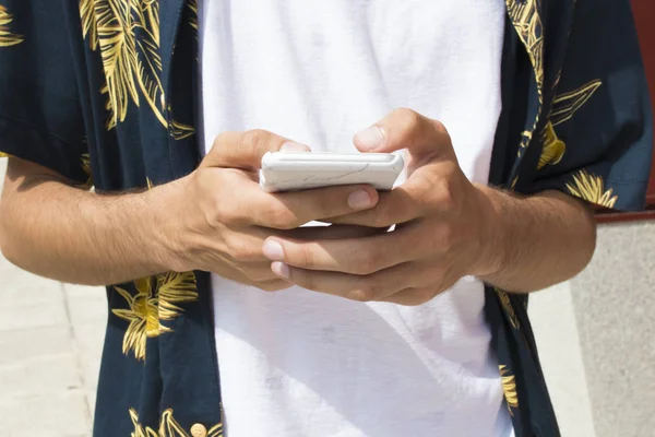 Close Mãos Com Telefone Celular Camisa Tropical — Fotografia de Stock