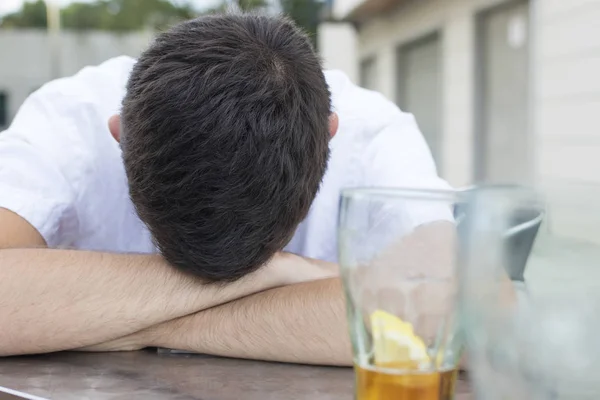 Uomo Che Dorme Con Testa Appoggiata Sul Tavolo Sul Vetro — Foto Stock