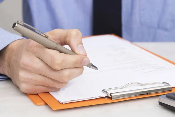 Die Hand Des Geschäftsmannes Bei Der Vertragsunterzeichnung — Stockfoto