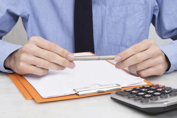 Hände Von Geschäftsleuten Oder Bankern Mit Stift Und Dokumenten — Stockfoto