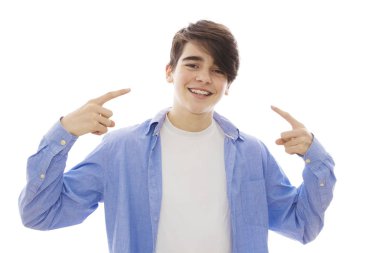 Beyaz arka planda izole ergen veya preadolescent çocuk