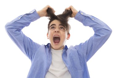 Genç adam portresi öfke ve öfke bir ifade ile