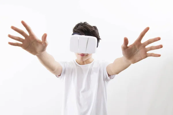 年轻的虚拟现实眼镜 — 图库照片