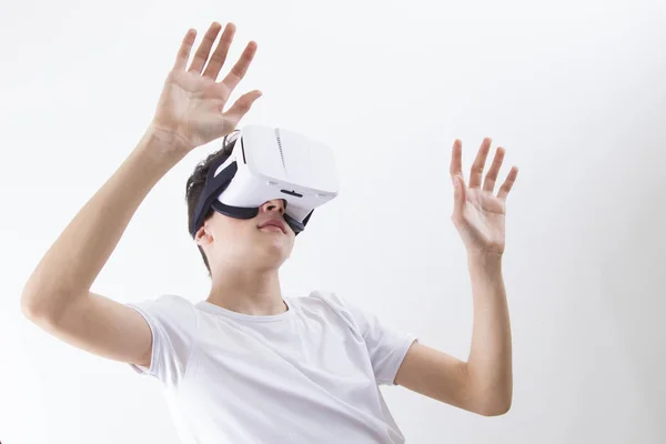 年轻的虚拟现实眼镜 — 图库照片