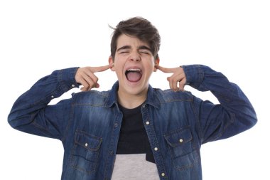 çığlık ve hering kulakları kapsayan genç çocuk