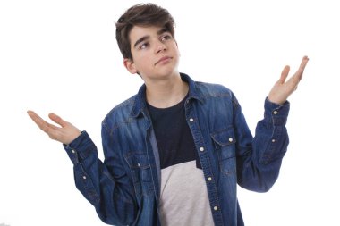 Beyaz arka plan üzerinde izole anlayamama jesti ile genç adam