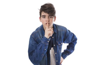 sessizliğin içinde beyaz arka plan izole jest ile genç adam