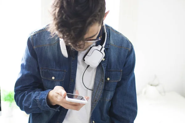 Casa Oficina Moda Joven Con Auriculares Teléfono Móvil —  Fotos de Stock