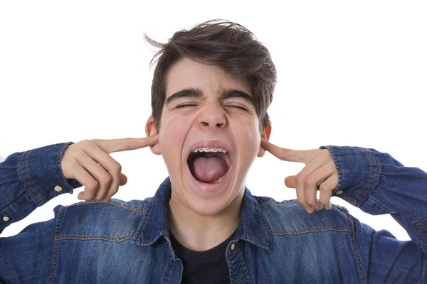 Νεαρό Αγόρι Ουρλιάζοντας Και Καλύπτουν Αυτιά Hering — Φωτογραφία Αρχείου