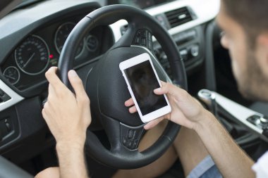 cep telefonu ile arabada sürücü