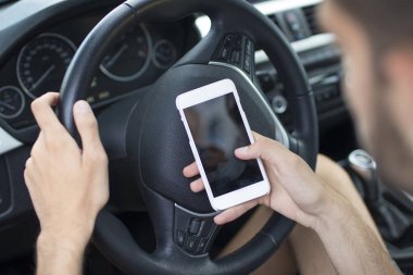 cep telefonu ile arabada sürücü