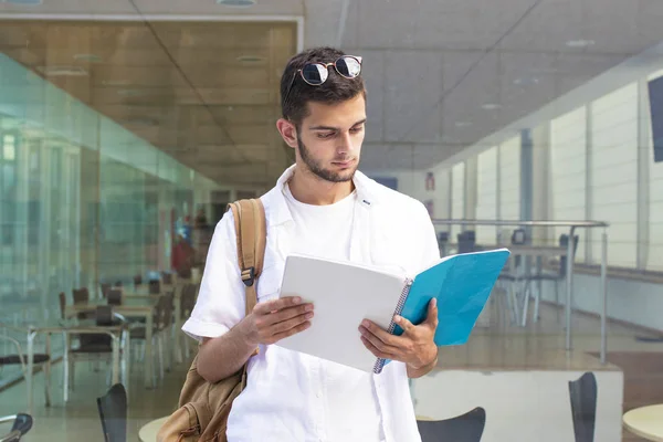 Молодой Человек Книгами Рюкзаком Кампусе Университета Открытым Небом — стоковое фото