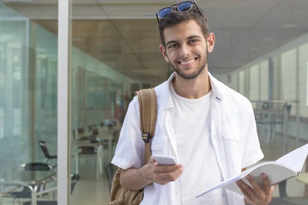 Hallgató Egyetemi Campus Mobiltelefon — Stock Fotó