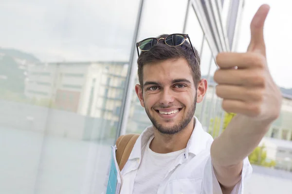 Estudante Com Polegar Para Cima Conceito Positivo Aprovado Bem Sucedido — Fotografia de Stock