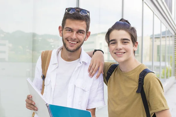 Jeunes Étudiants Avec Des Livres Des Cahiers Sur Campus Collège — Photo