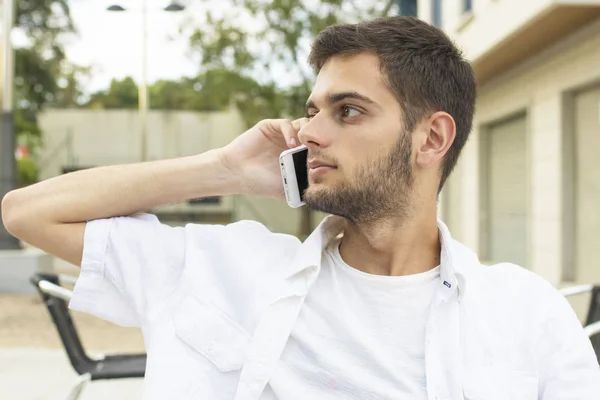 Retrato Hombre Joven Con Teléfono Móvil Aire Libre — Foto de Stock