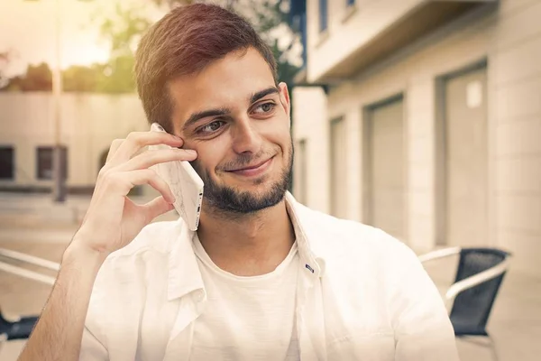 Νεαρός Άνδρας Χαμογελώντας Εξωτερική Κινητό Τηλέφωνο — Φωτογραφία Αρχείου