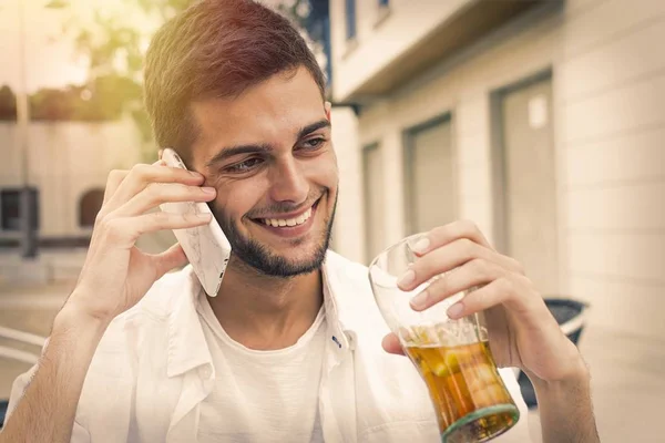 Νεαρός Άνδρας Μιλάει Στο Κινητό Τηλέφωνο Στην Καφετέρια Μπαρ Ποτό — Φωτογραφία Αρχείου