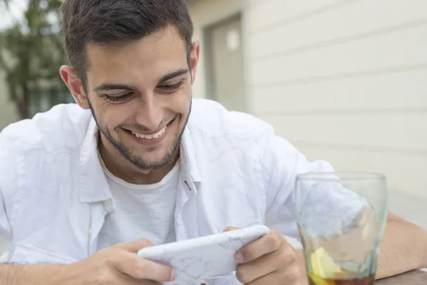 Jonge Jong Volwassene Glimlachend Met Outdoor Mobiele Telefoon Cafetaria — Stockfoto