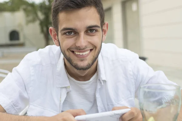 Jeune Jeune Adulte Souriant Avec Téléphone Portable Extérieur Cafétéria — Photo