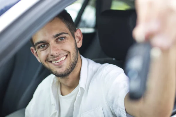 Jonge Glimlachend Met Toetsen Het Venster Van Auto — Stockfoto